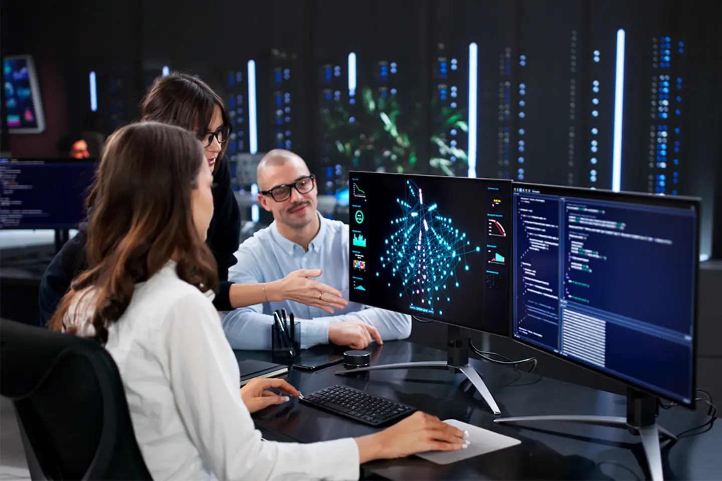 AIOps-Experten, die Cloud-Daten betrachten