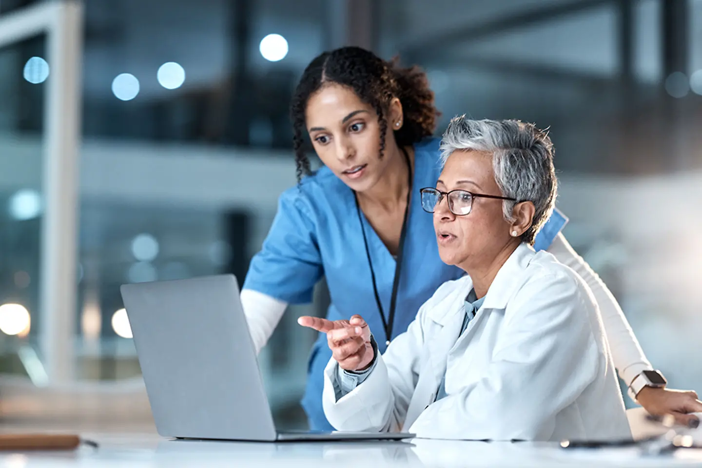 Médicos, personal de enfermería o un portátil en turnos nocturnos, investigación, planificación o trabajo quirúrgico en equipo.