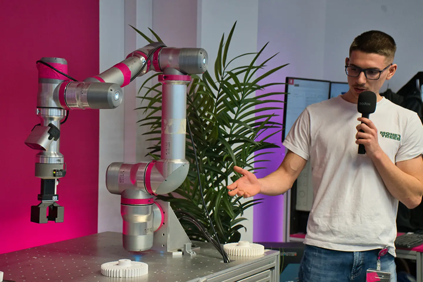 Experte erklärt Funktionsweise eines speziellen Roboterarmes