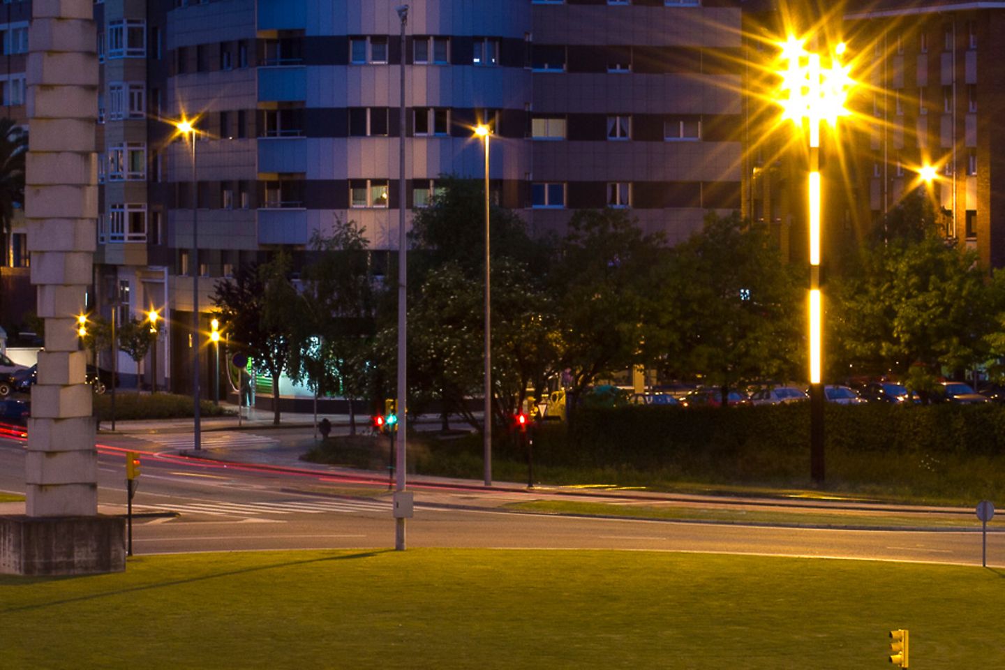 Sehr großer Verkehrskreisel in einer Großstadt bei Nacht.