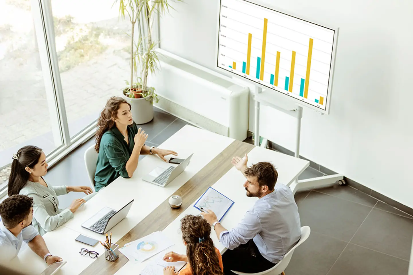 Business Meeting im modernen Konferenzraum