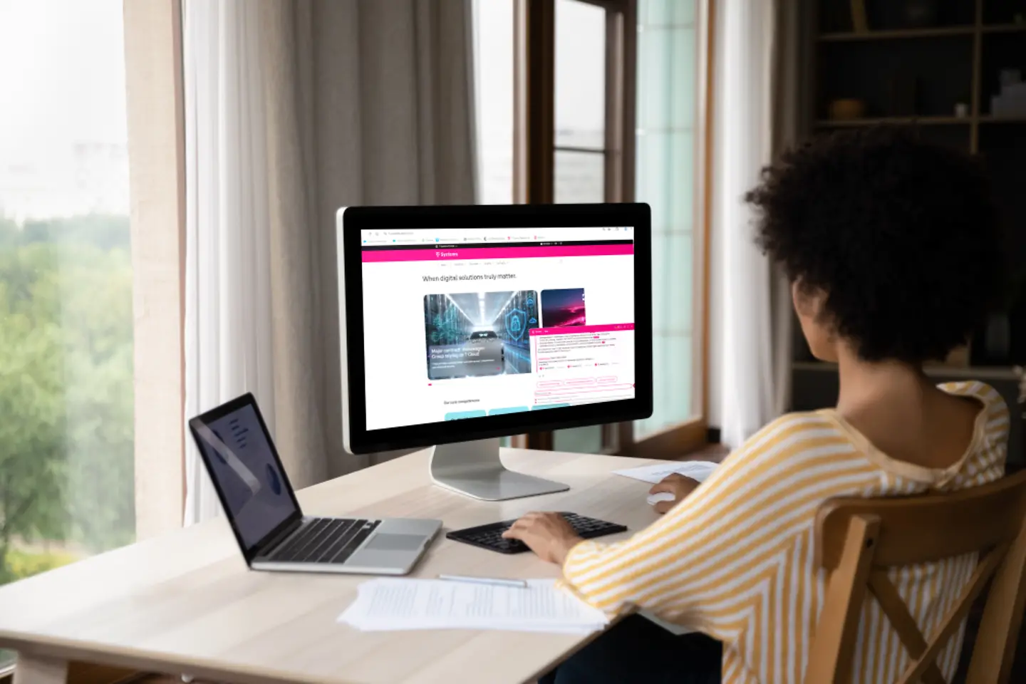 KI-generiertes Bild - Frau benutzt den KI-Chat der T-Systems Webseite