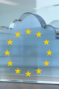 KI-generiertes Bild - A transparent glass cloud with the European stars on a wooden table