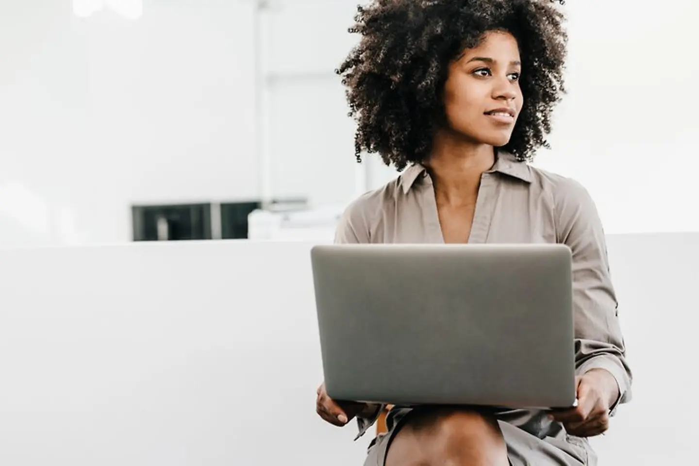 Mujer de negocios con un portátil en la oficina