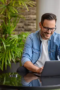 Cloudexpert analyseert gegevens op een laptop