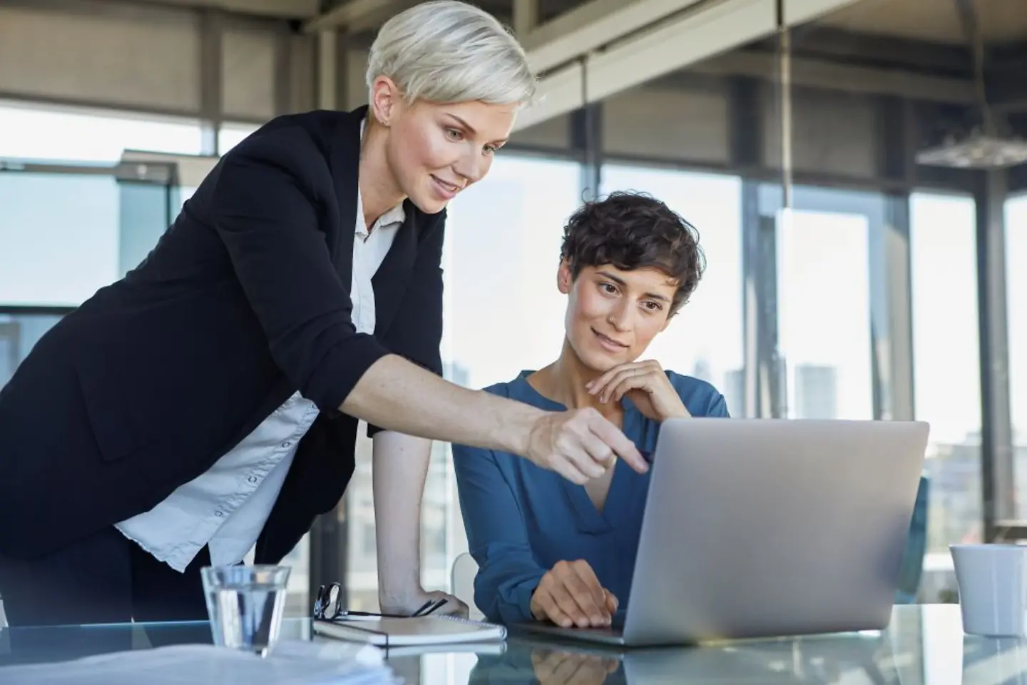 Experta en transformación cloud asesora a una clienta
