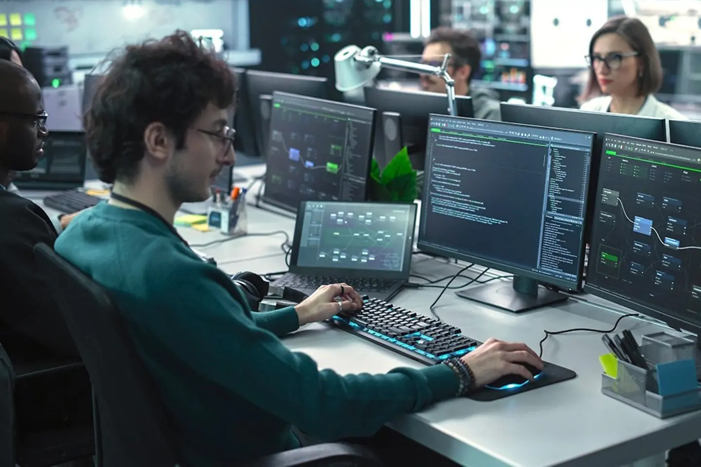 Entwicklerteam arbeitet an Rechnern