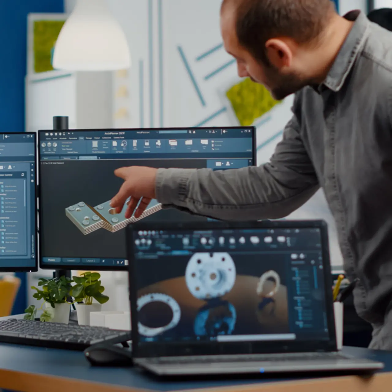 Team von Fachleuten, die CAD-Software für industrielles Engineering-Design verwenden
