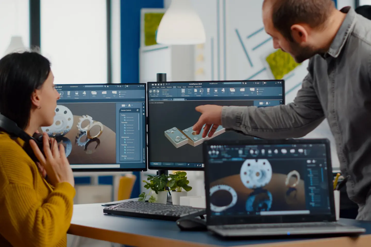 Team von Fachleuten, die CAD-Software für industrielles Engineering-Design verwenden