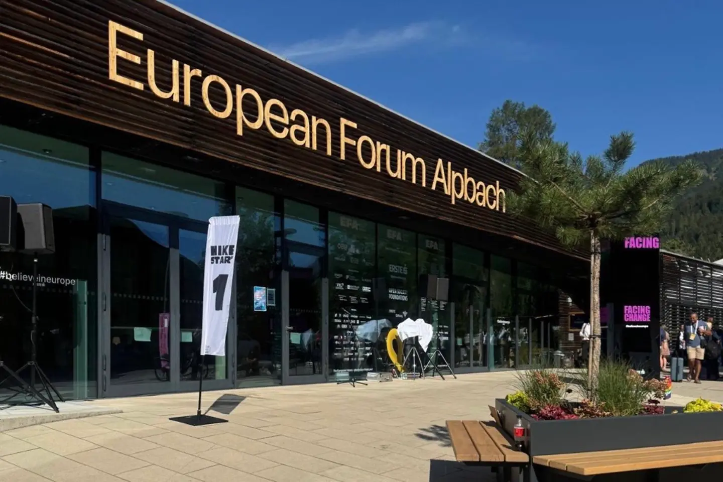 Außenansicht des Forum Alpbach Gebäudes.
