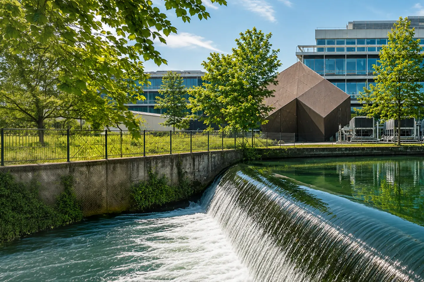 KI-generiertes Bild - Ein ruhiger Fluss fließt sanft dahin und stürzt über einen kleinen Wasserfall.
