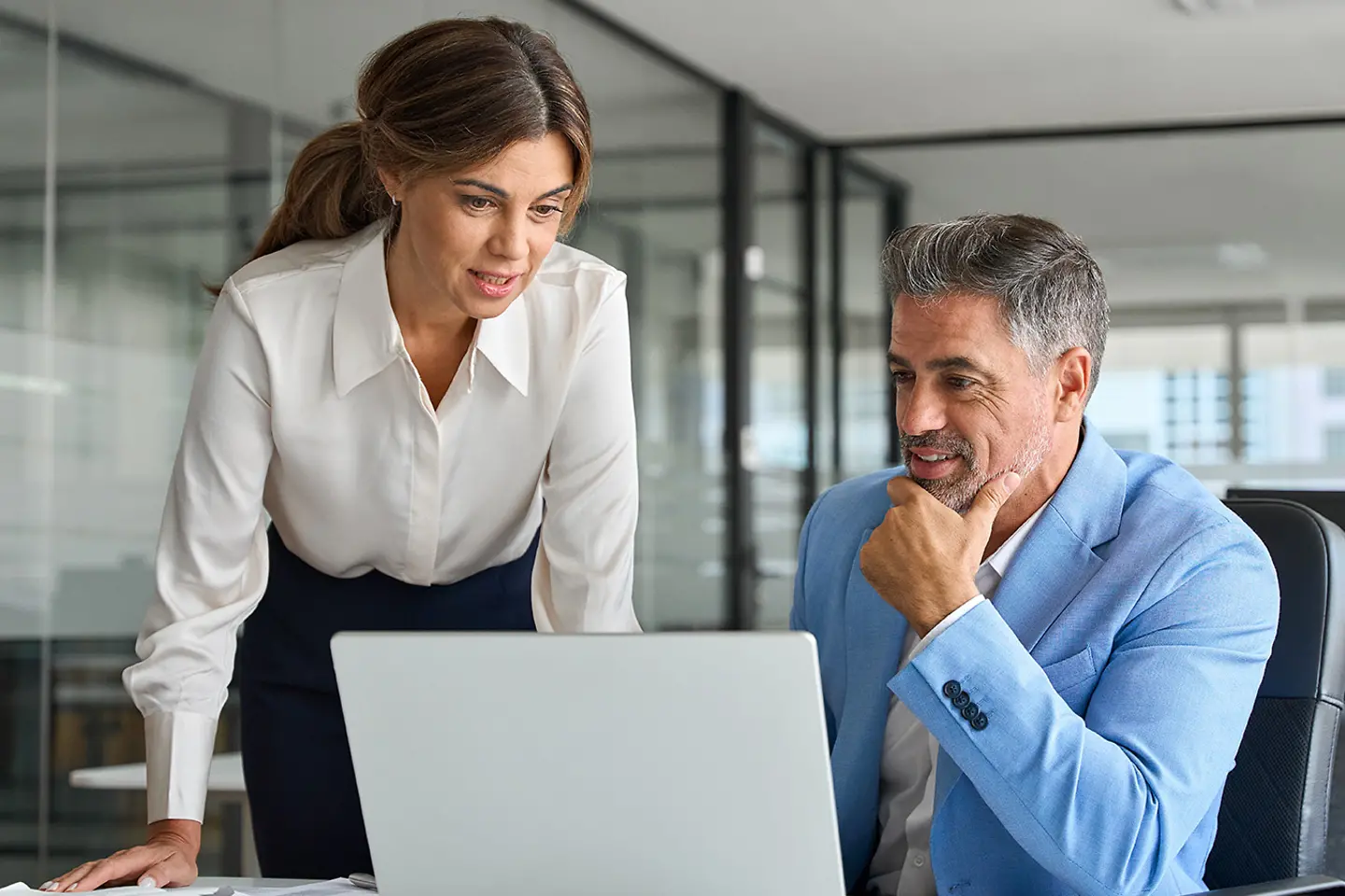 Mann und Frau bei dem Laptop