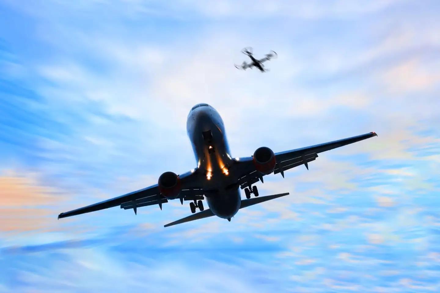 Drohne und Flugzeug