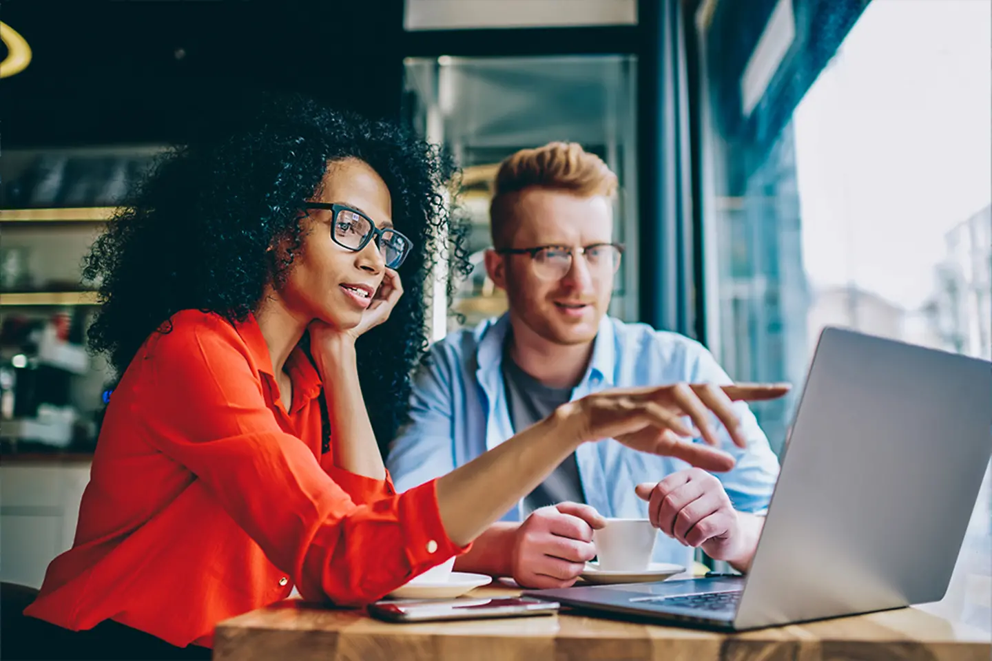 Business colleagues in front of a laptop