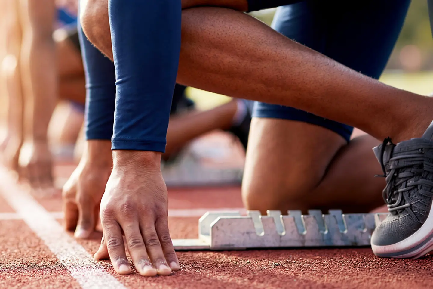 Sprinter an der Startlinie einer Laufbahn, bereit für den Rennstart