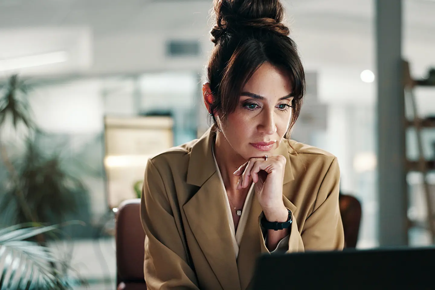 Cloud migration expert analyzing data