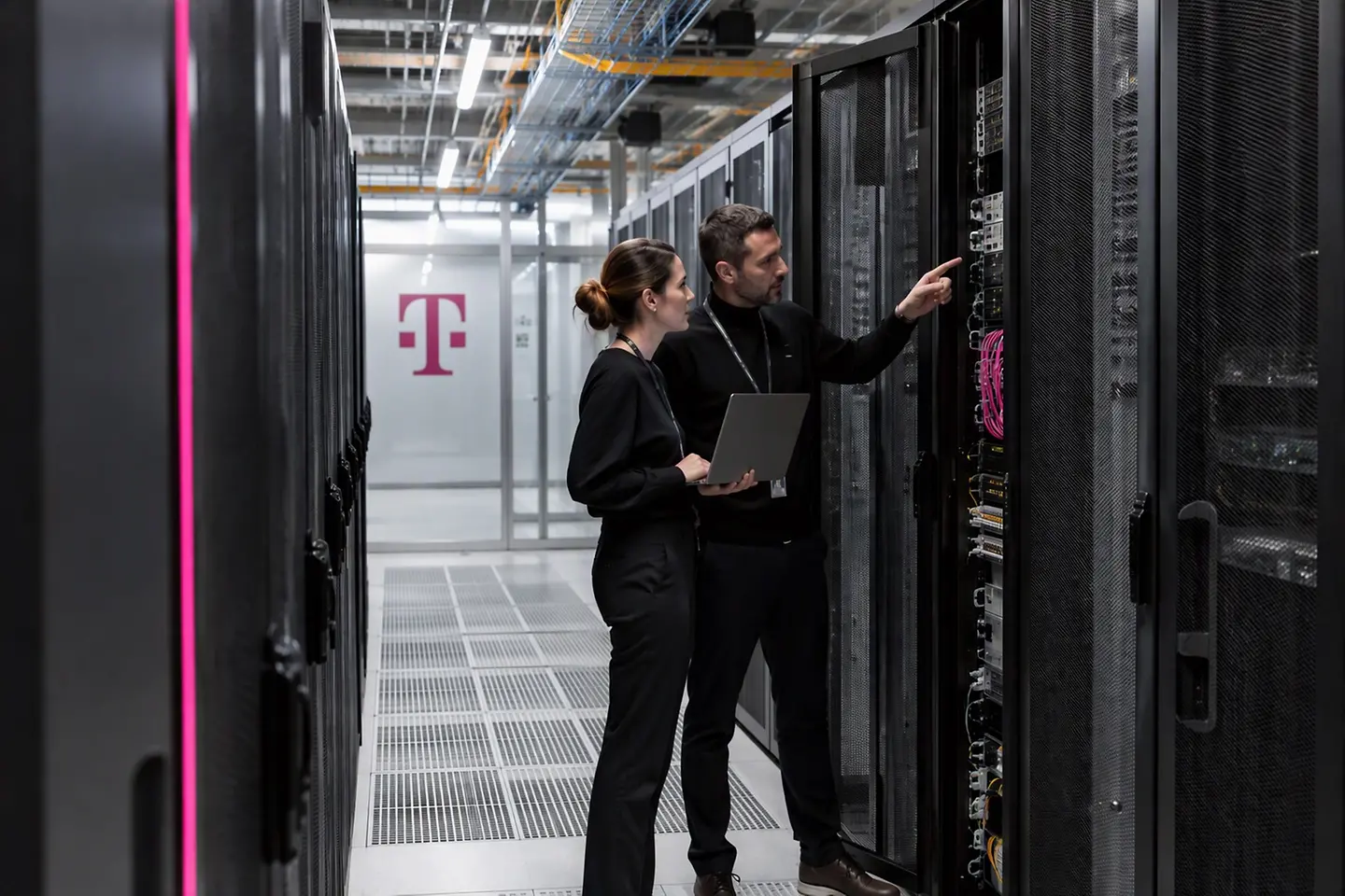 KI-generiertes Bild - Frau und Mann stehen im Datacenter vor dem Rack