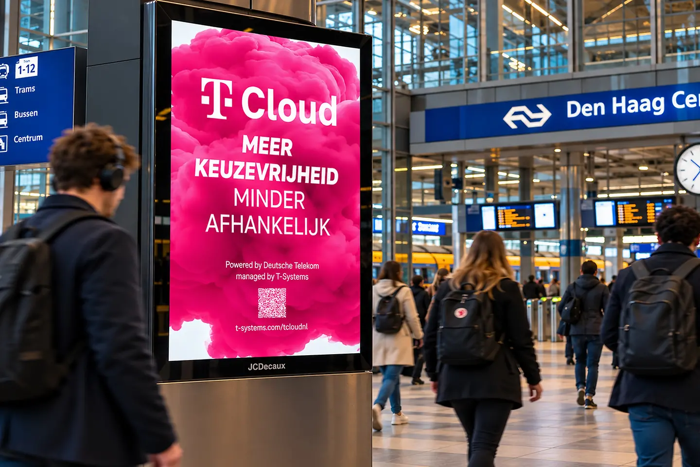 Door AI gegenereerde afbeelding - Digitale T Cloud-reclame op station Den Haag Centraal, omringd door reizigers