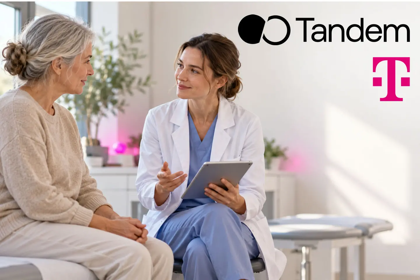 KI-generiertes Bild - Ältere Patientin im Gespräch mit einer Ärztin, die ein Tablet hält; rechts die Logos von Tandem und Telekom