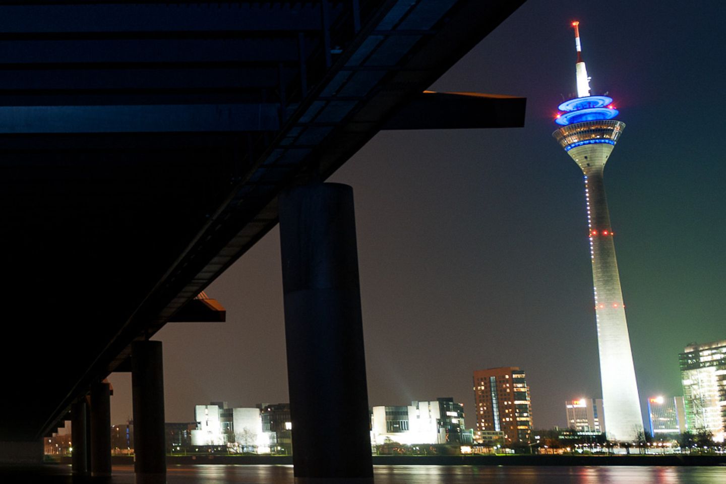 Blick von unten auf die Rheinkniebrücke in Düsseldorf bei Nacht