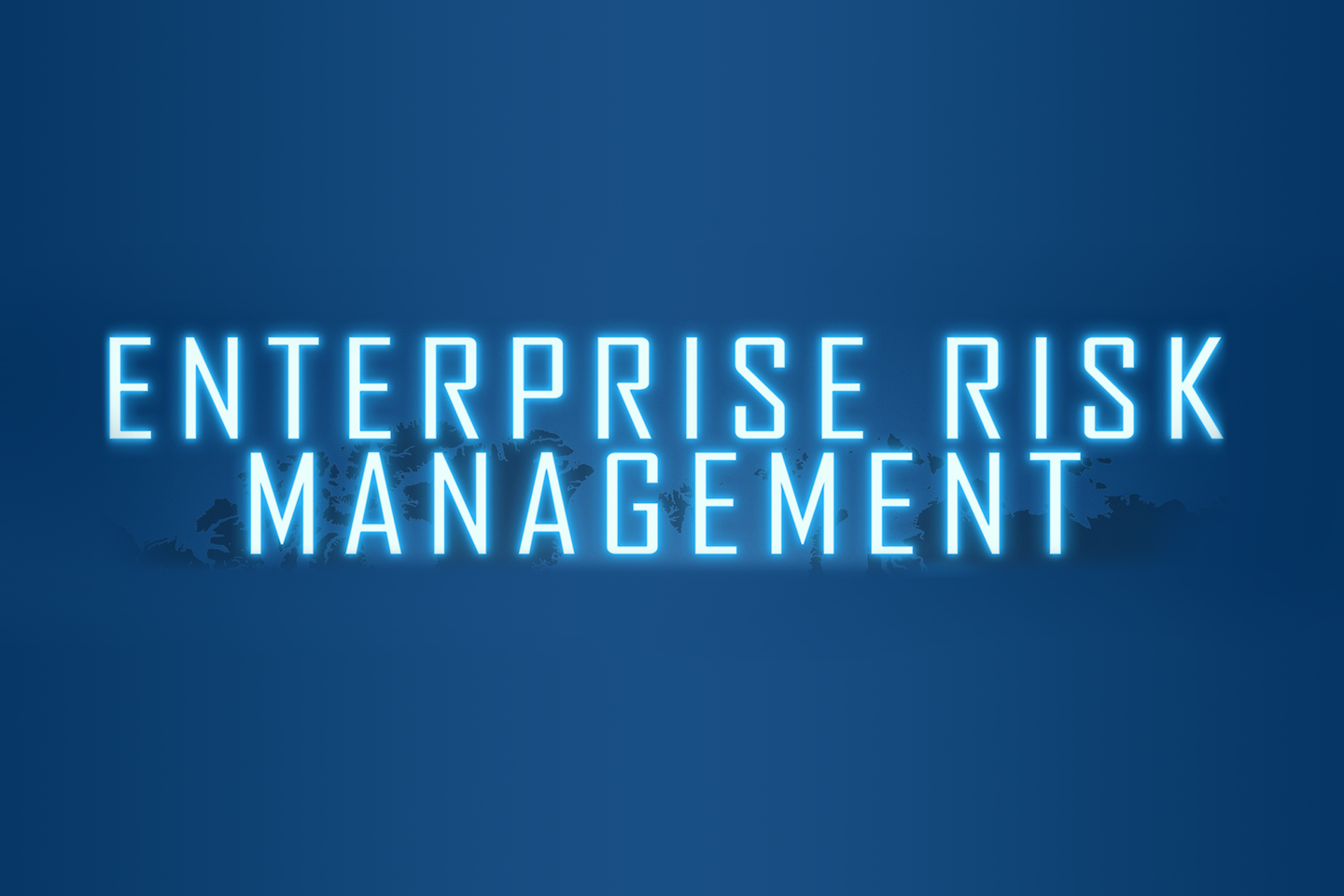 Der Schriftzug Enterprise Risk Management vor einem blauen Hintergrund mit einer Weltkarte.
