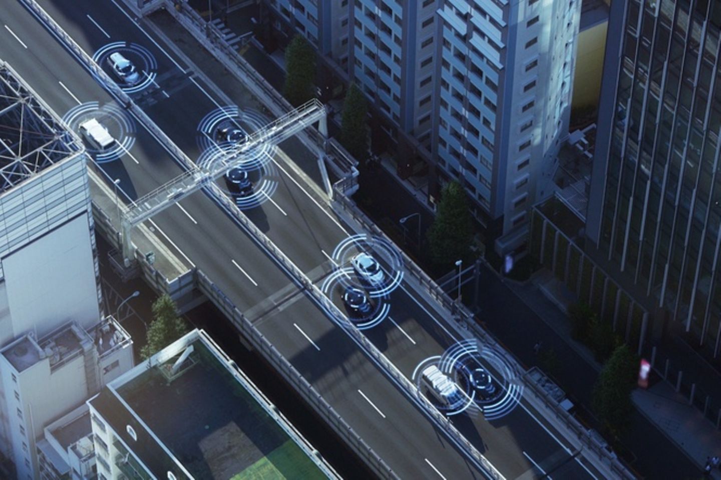 Aanzicht in vogelvlucht van een straat in een stad, waar auto's rondrijden, omgeven door netstralen.