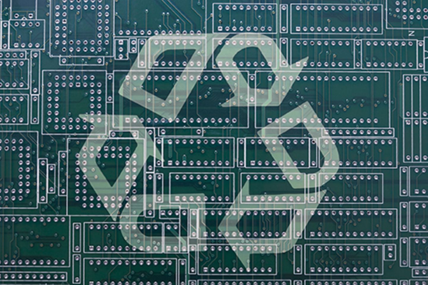 Bild einer Computerplatine mit einem darüber gelegten Recycling-Zeichen