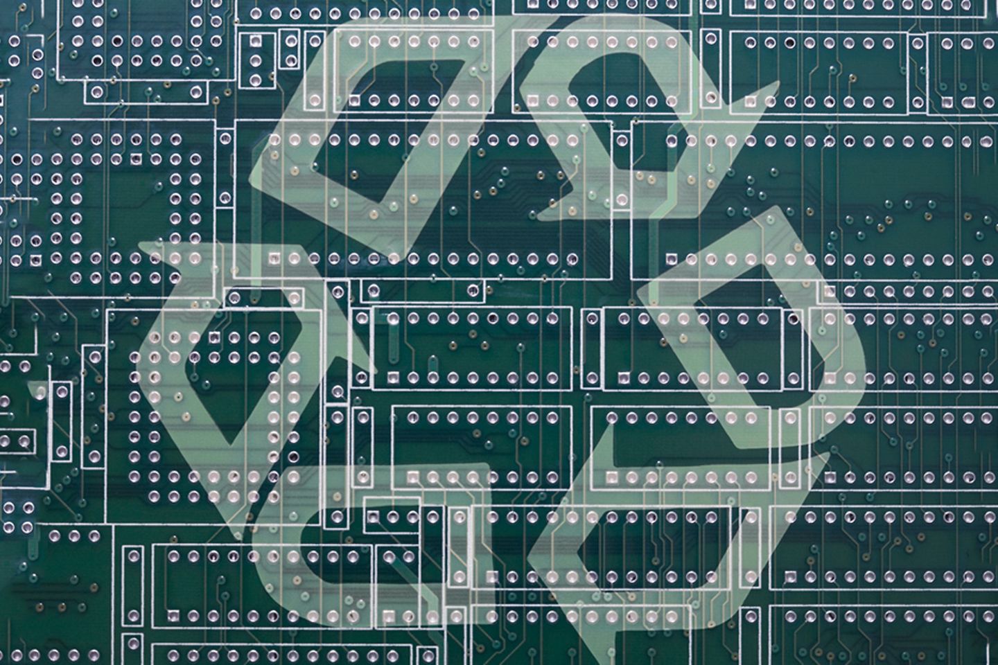 Bild einer Computerplatine mit einem darüber gelegten Recycling-Zeichen