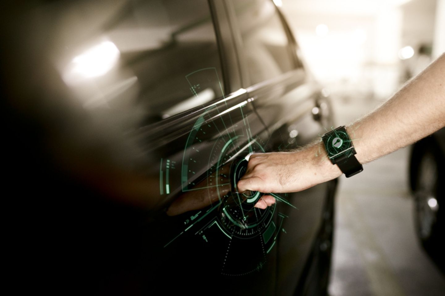 Una mano con un reloj inteligente en la muñeca agarrando la manilla de un automóvil.