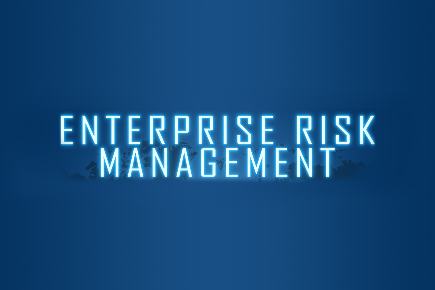 Inscripción Enterprise Risk Management en un mapamundi sobre fondo azul