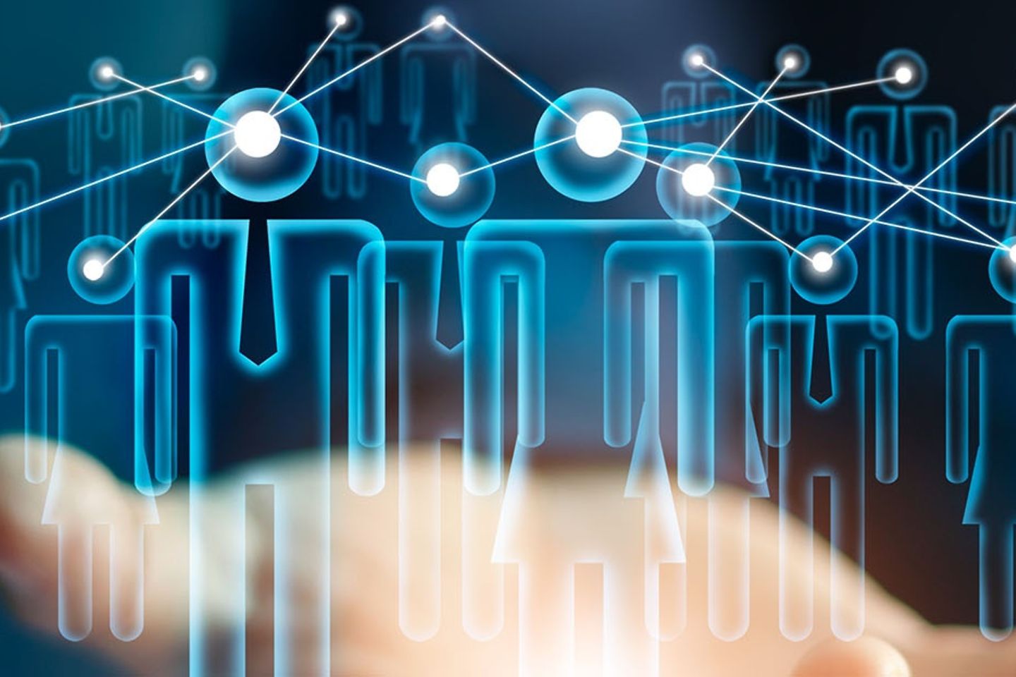 Representación virtual de personas interconectadas sobre una mano abierta
