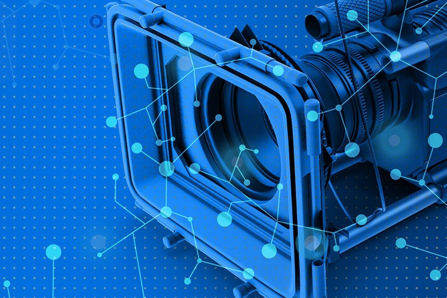 Uma câmera de filmagem diante de um fundo azul.
