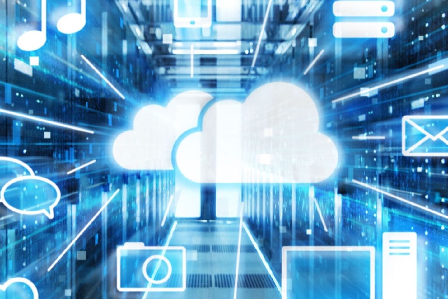 Vista de un pasillo con gabinetes de servidores e íconos virtuales de la nube en primer plano