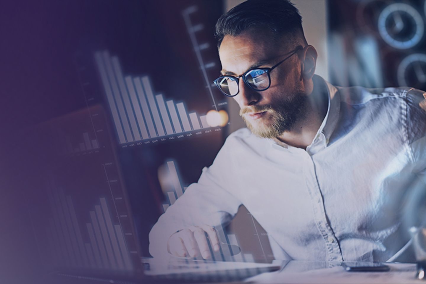 Ein Mann mit einer Brille arbeitet an einem Laptop.