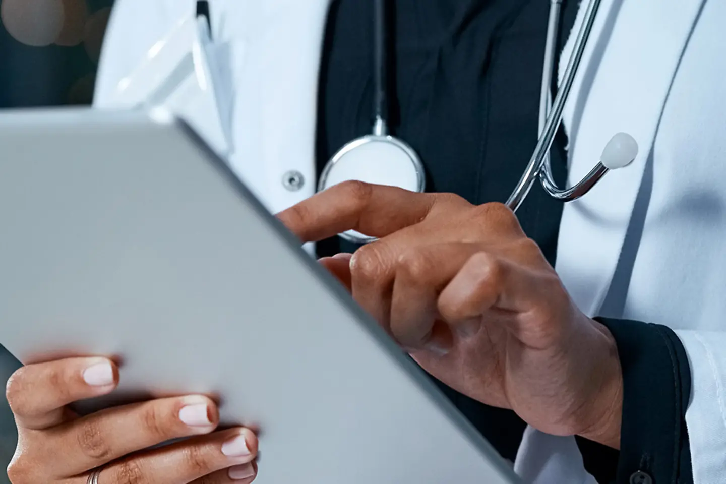 Eine Ärztin hält ein Tablet in der Hand.