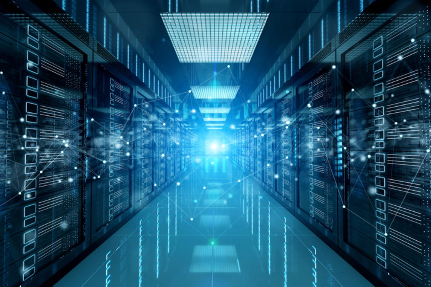 Ein Serverraum mit einem virtuellen Verbindungsnetzwerk, am Ende des Gangs ein blaues Licht.