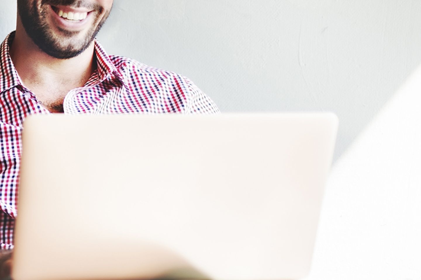 Business Mann sitzt mit Laptop