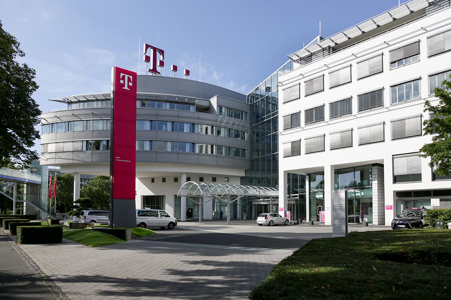 Tomas exteriores del edificio de la sede de Telekom