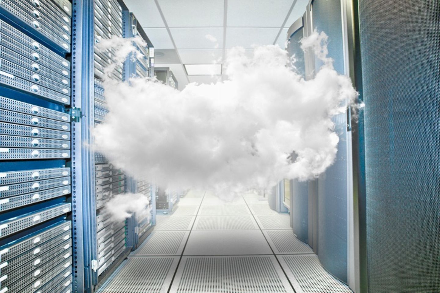 Des nuages en suspension entre les racks d’une salle de serveurs.