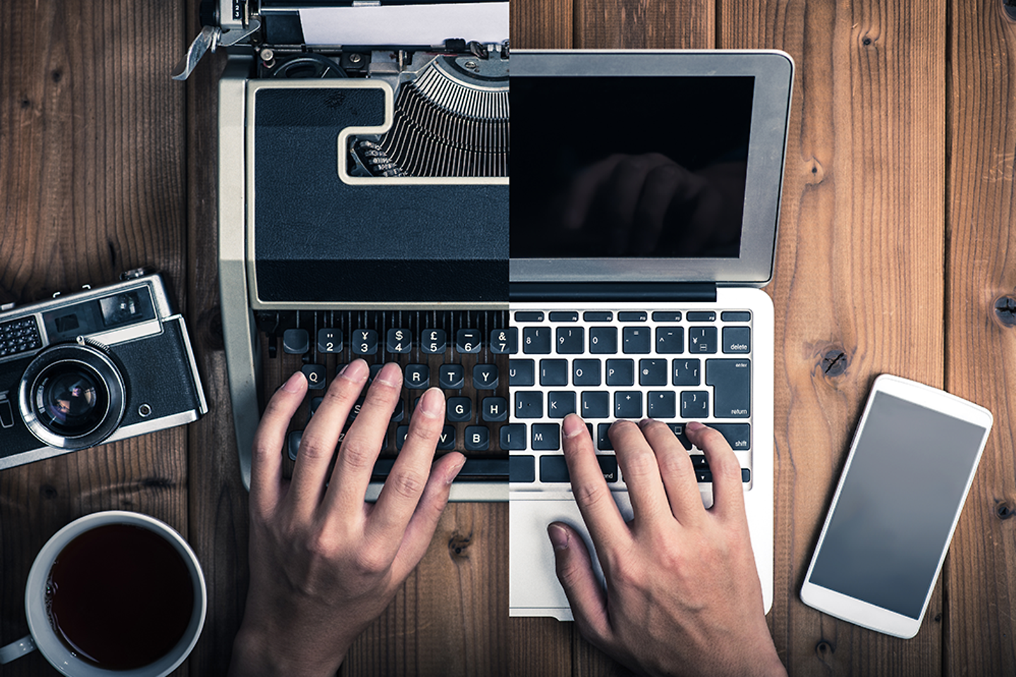 Vergleich zwischen Schreibmaschine und Laptop