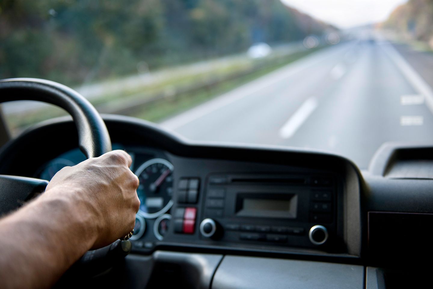 Uitzicht vanaf de binnenkant van een vrachtwagen met zicht op de snelweg