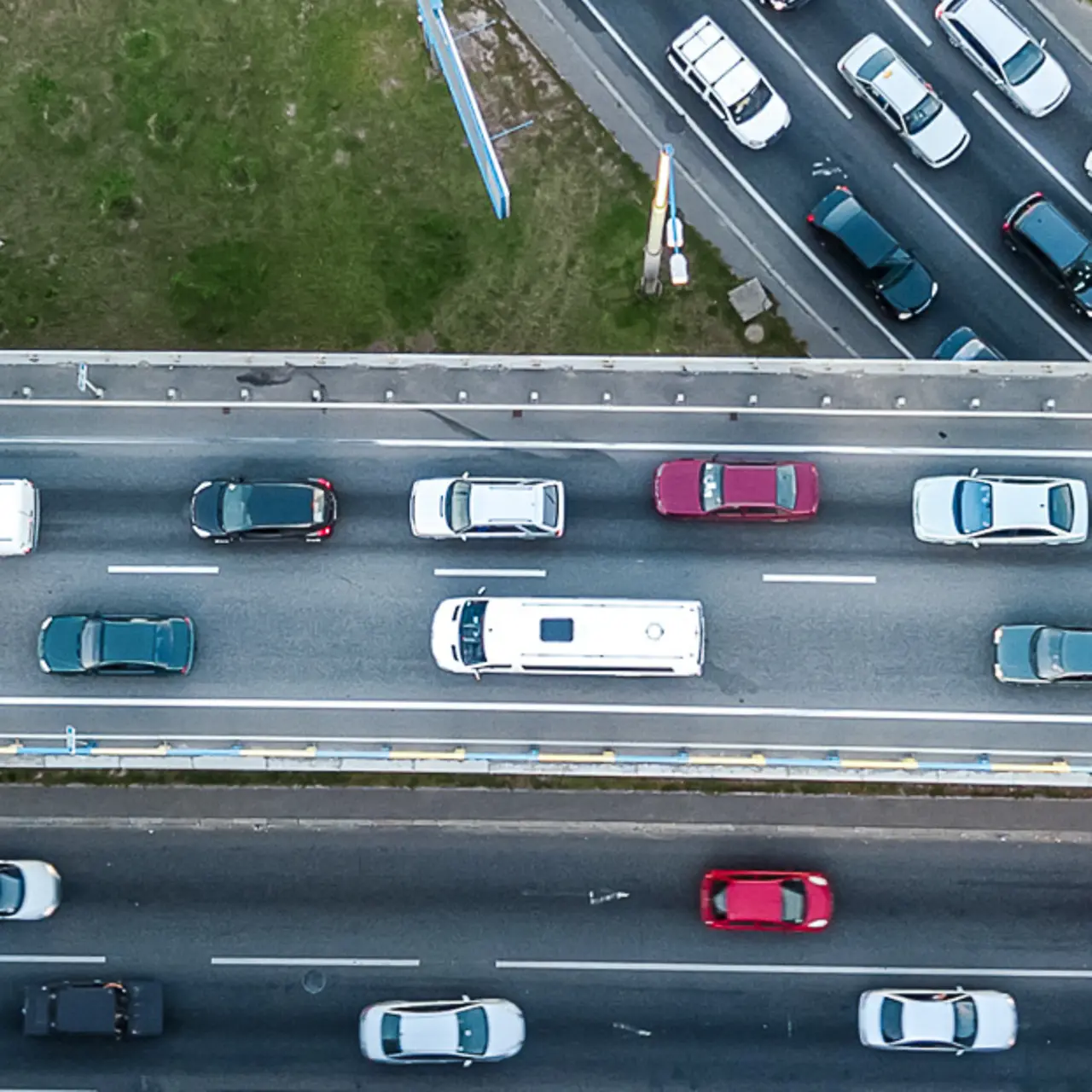 Snelweg met auto's in vogelvlucht