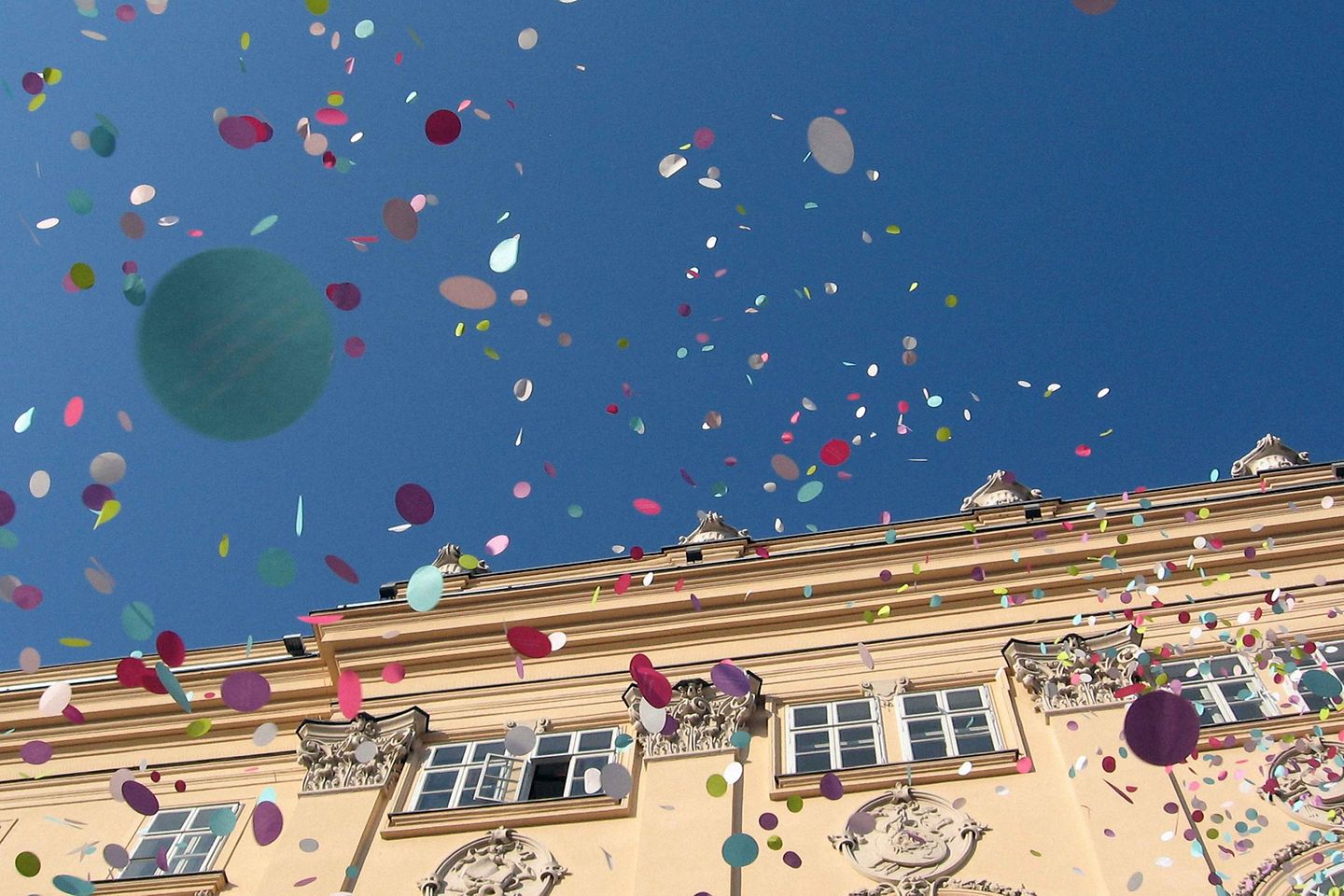 Regen van confetti voor een historisch gebouw