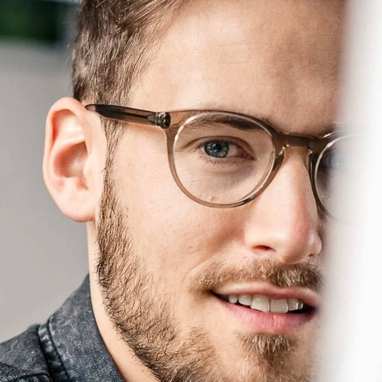 Hombre joven mirando al monitor en la oficina