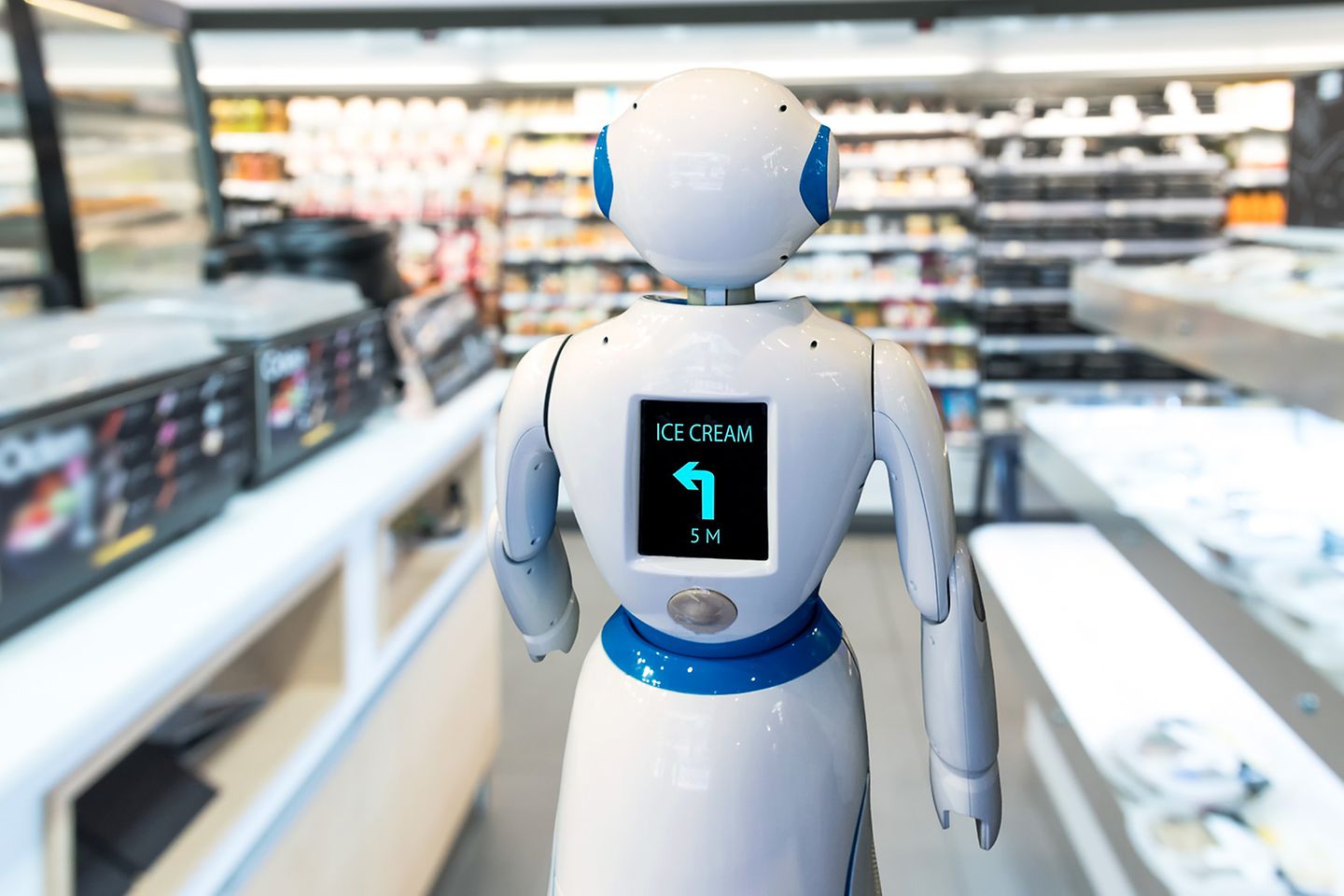 Vista desde atrás de un robot con navegador en un supermercado