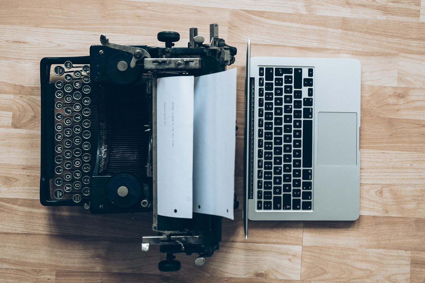 typemachine vs laptop, oud vs nieuw