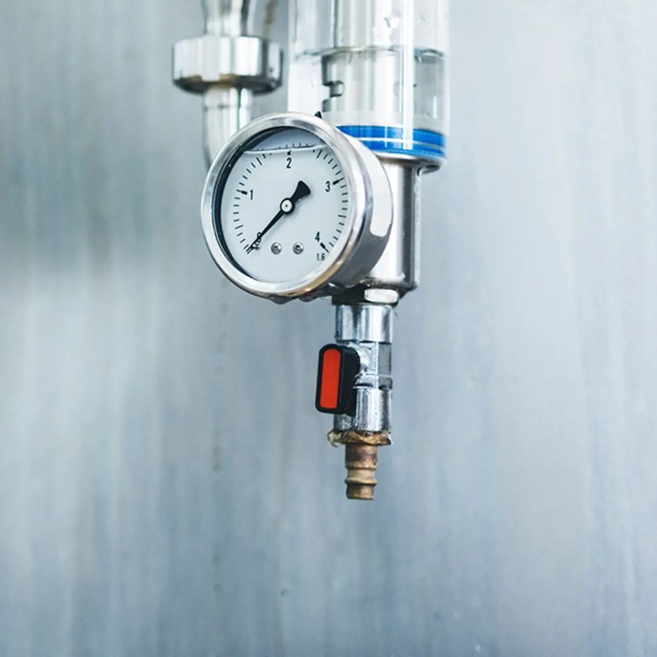 Primer plano del manómetro de un tanque de grandes dimensiones