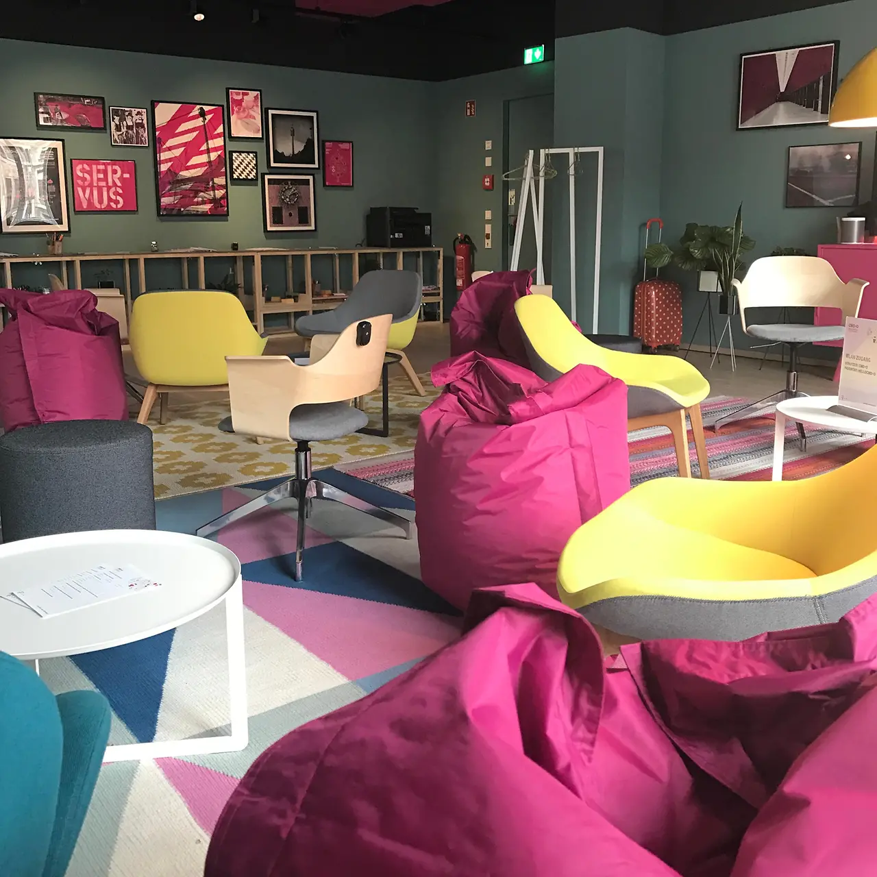 Open work space mit modernen Sitzmöglichkeiten und kreativer Einrichtung