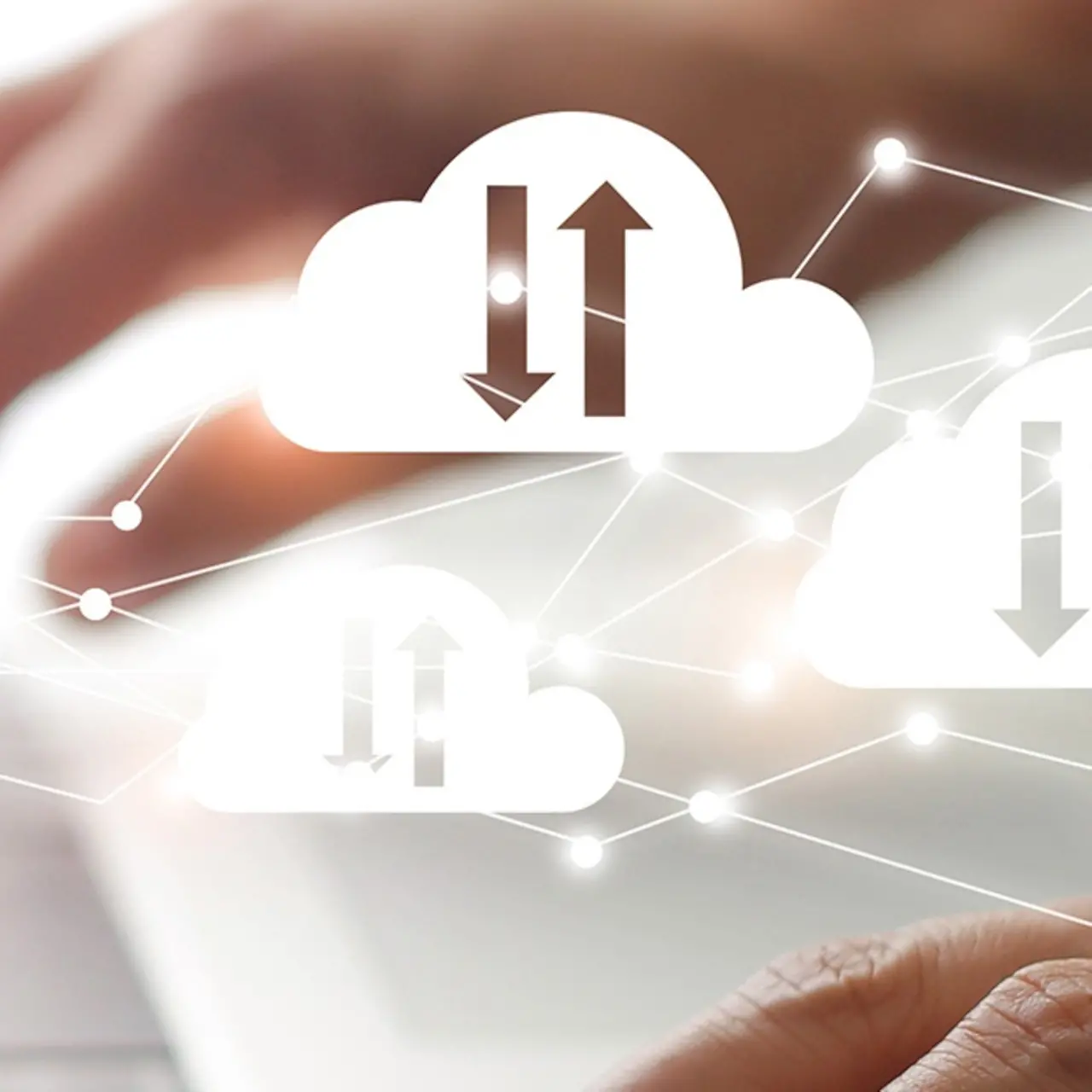 Ordinateur portable derrière un réseau d’icônes de nuages