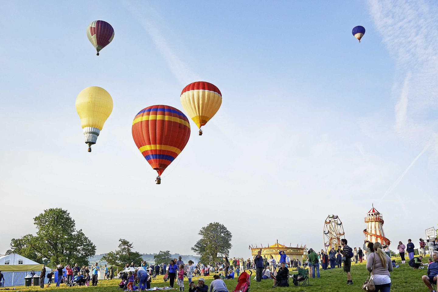 Heißluftballons fliegen über einer Stadt